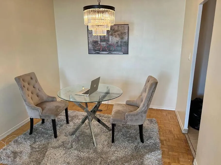Cozy And Lovely 2 Bed Apartment Toronto